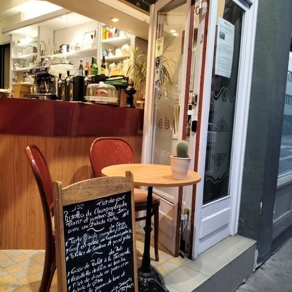 Entrée du café-bar-brasserie La Belle Époque, rue des Charrettes à Rouen