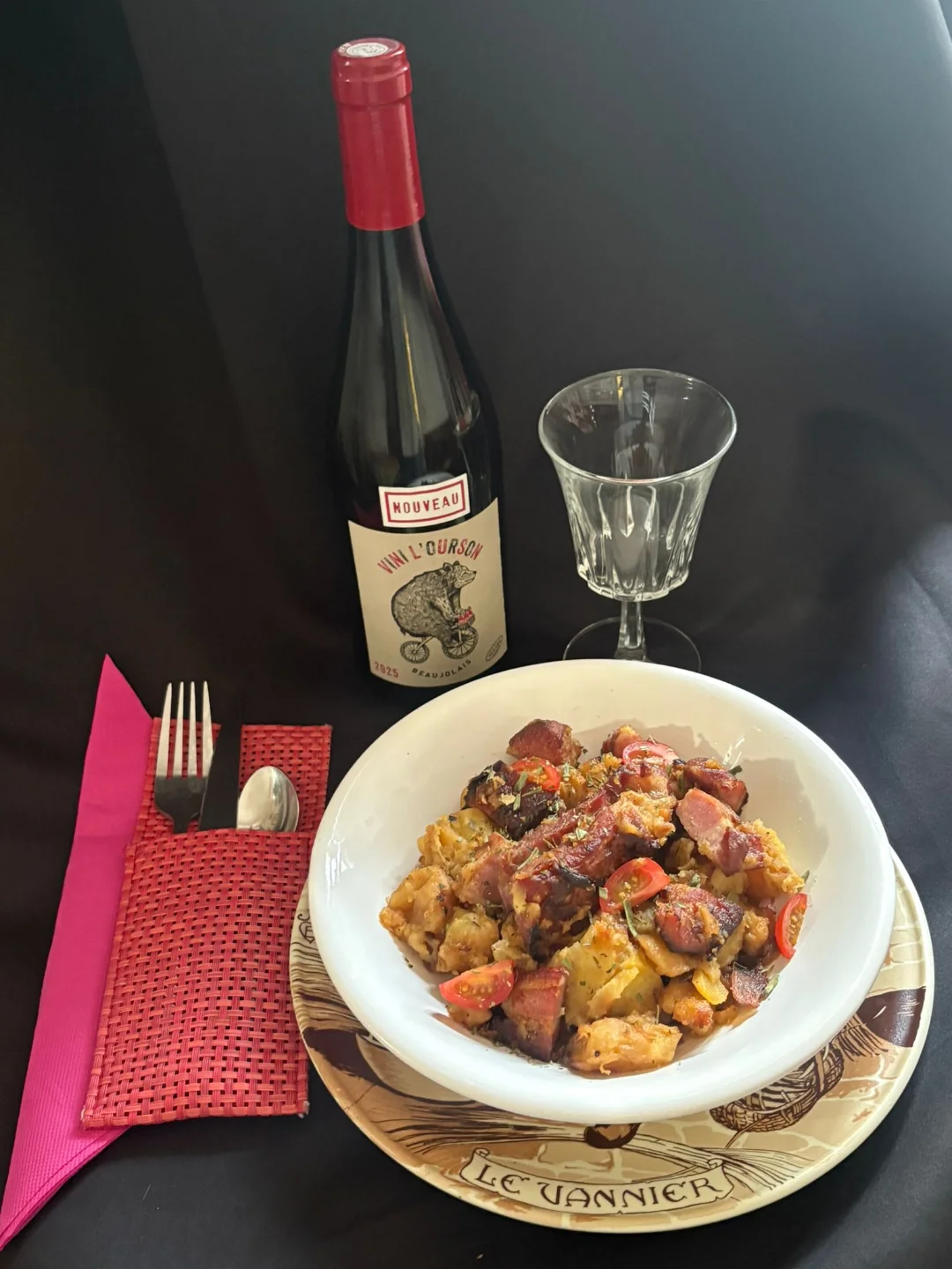 Plat maison servi avec une bouteille de vin à La Belle Époque
